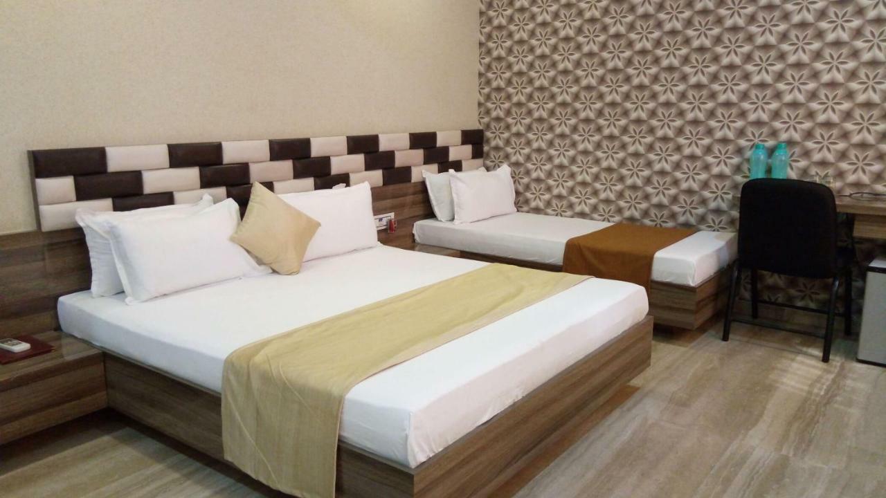 Hotel Shahi Darbar Navsari Екстериор снимка